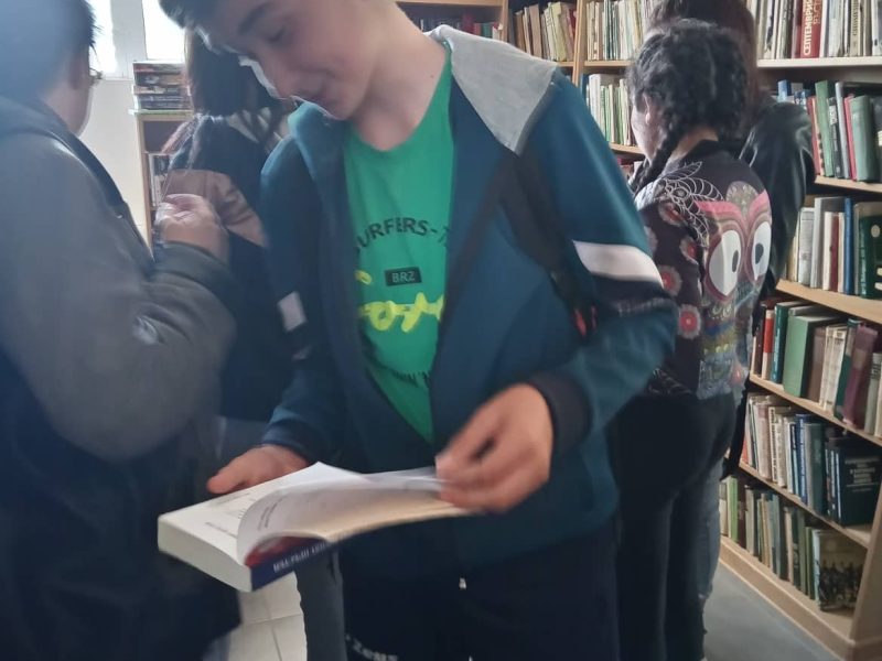Под мотото „Книгата-извор на мъдрост и знание“ учениците от професионалната гимназия посетиха Читалищна библиотека гр. Сливница.