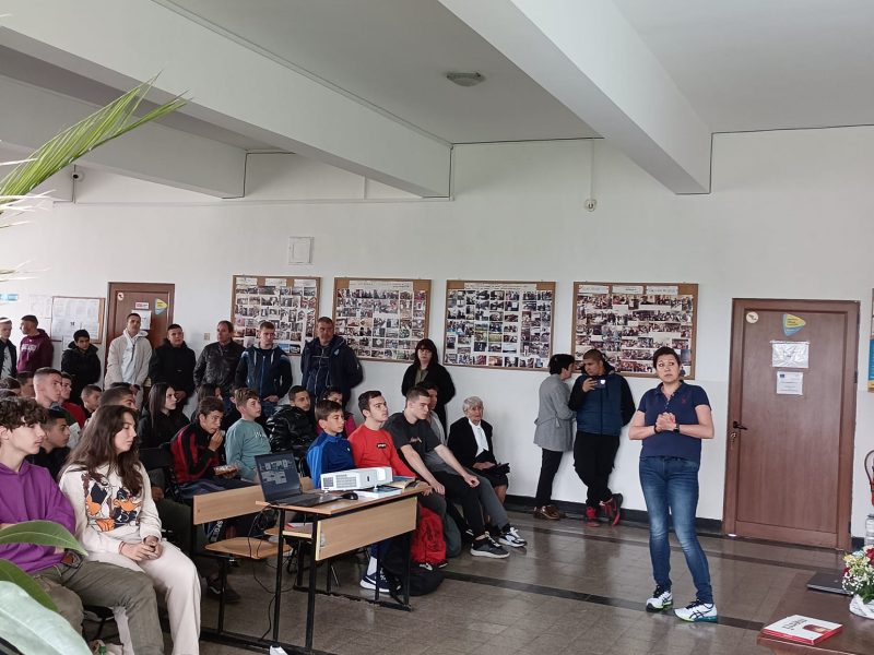Среща на учениците и учителите с бившата възпитаничка на училището Надя Петрова.