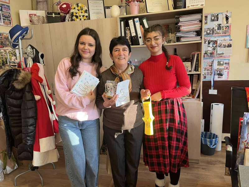 Коледен жест на признателност от учениците към учителите