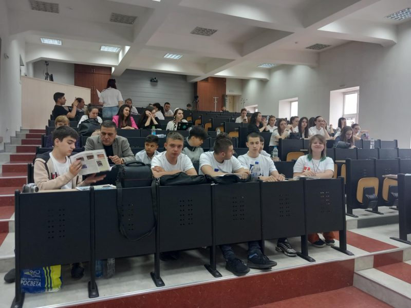 Нашите ученици представиха училищните медии в Софийския университет