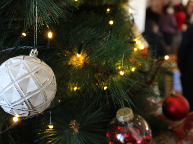 Коледно тържество и благотворителен базар обединиха общността в ПГТ „Н.Й.Вапцаров“ – гр. Сливница