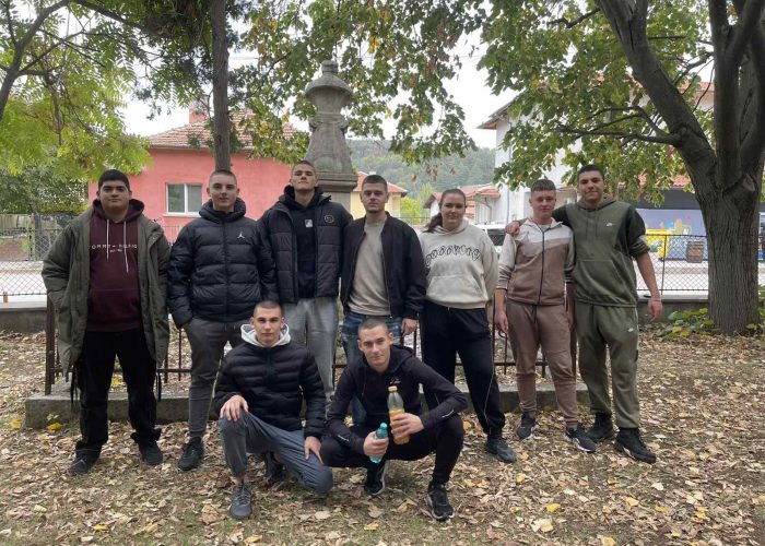 Ученици от Професионалната гимназия по транспорт с принос към облагородяване на паметника на дедо Пуне.