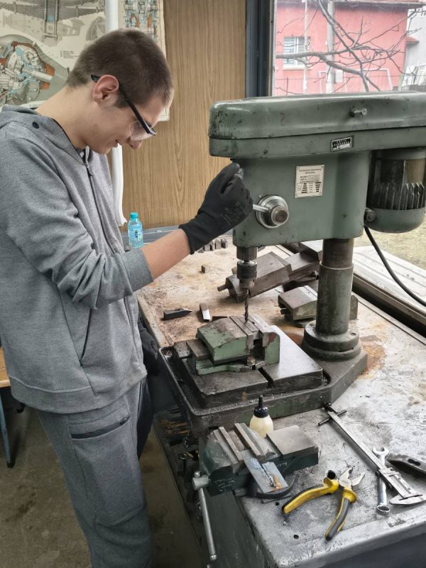 Урок по практика с 9.б клас: Технологии при пробиване, зенкероване и райбероване